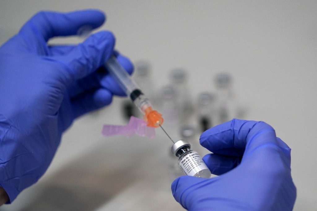 Almanya'da bir adam sahte izin sattığı için 90 COVID-19 aşısı oldu