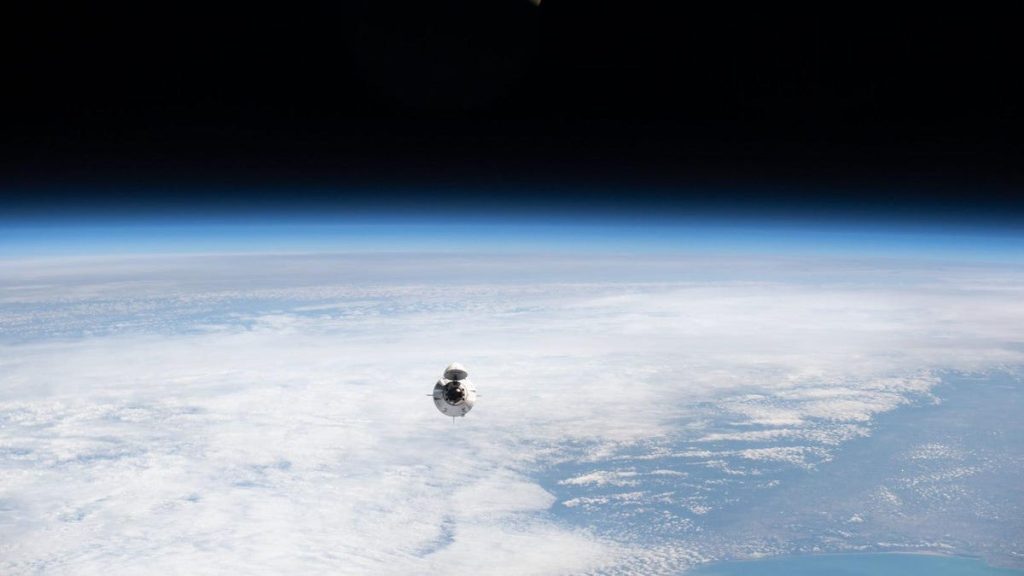 Axiom Uzay ekibi, Uluslararası Uzay İstasyonunda uzun süre kaldıktan sonra Florida yakınlarında dağıldı.