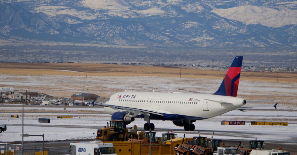 Delta Plan, uçuş sırasında ön camın kırılmasının ardından acil iniş yaptı