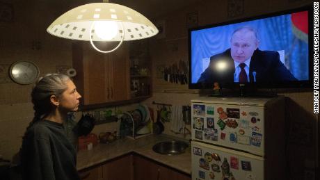 Ruslar, ülkenin Orwellian medyasında yer alan gerçek savaş durumu hakkında cehalet içinde