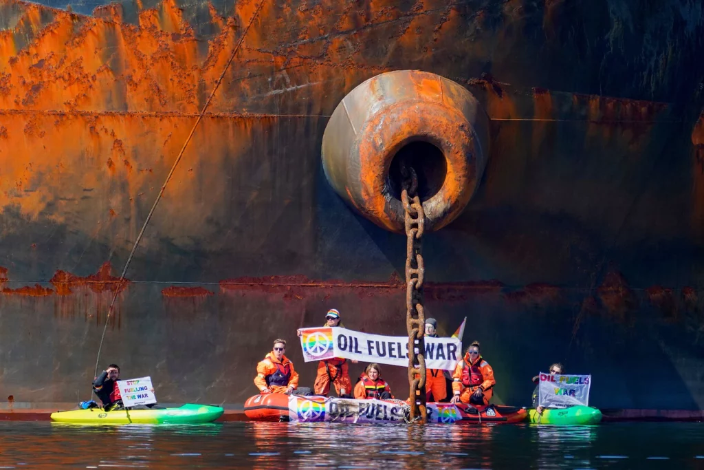 Greenpeace Ukrayna protestocuları bir Rus petrol tankerine kano bağladı