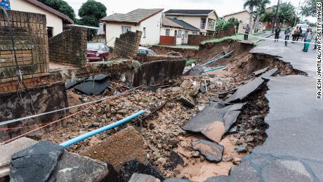 Durban'da Salı günü şiddetli yağış nedeniyle bir yol ve bir ev ağır hasar gördü. 