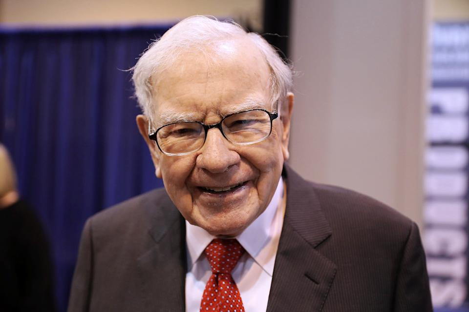 Berkshire Hathaway CEO'su Warren Buffett, hissedarlar Berkshire Hathaway Inc'in 4 Mayıs 2019'da Omaha, Nebraska, ABD'deki yıllık hissedar toplantısında milyarder yatırımcıdan haber almak için bir araya gelirken oditoryumda yürüyor. REUTERS/Scott Morgan