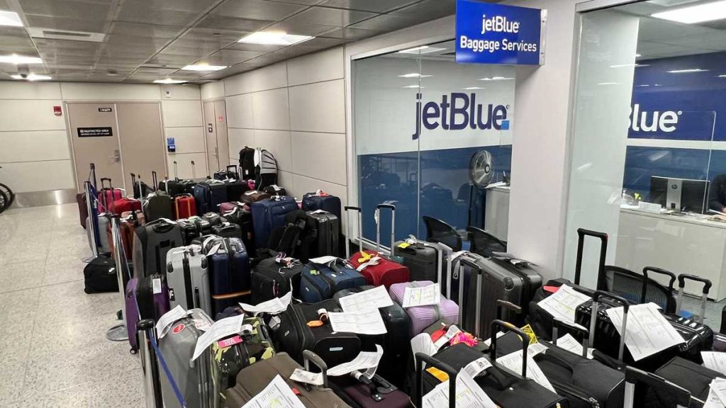 JetBlue müşterileri için seyahat sorunları ABD genelinde Boston'da devam ediyor