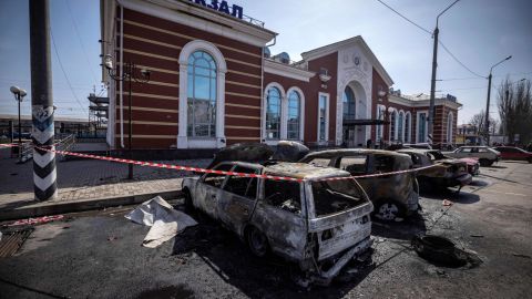 8 Nisan 2022'deki füze saldırısından sonra Kramatorsk'taki tren istasyonunun dışındaki arabaları yok etti. 