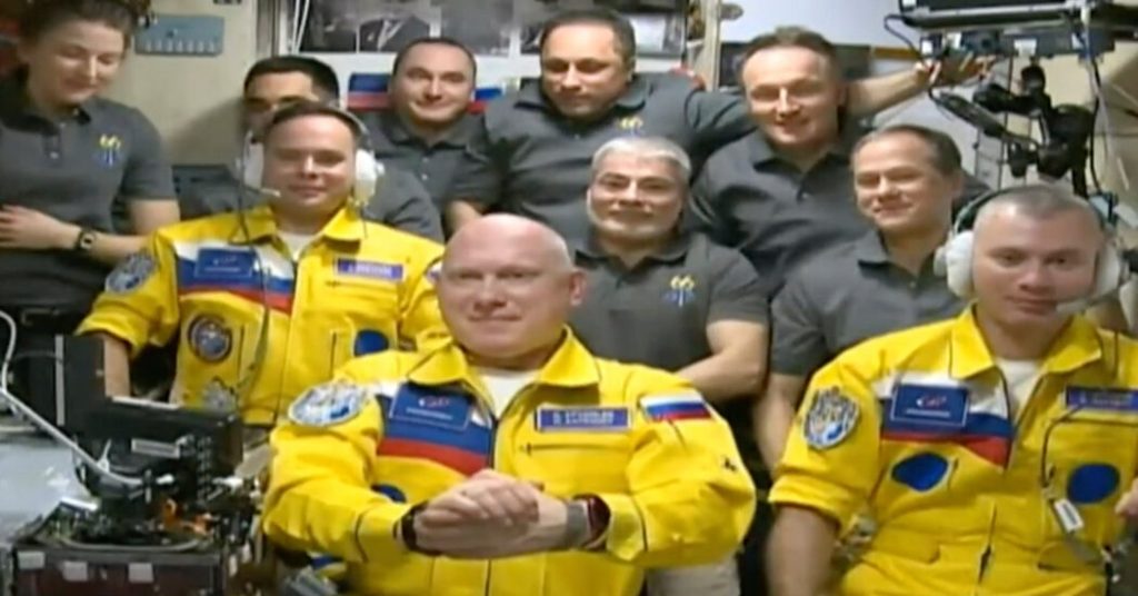 NASA astronotu, Rusların uçuş kıyafetlerinin siyasi bir açıklama olmadığını söyledi