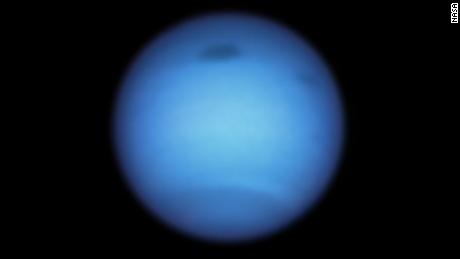 Hubble, Neptün'ün ters yolunda büyük bir fırtına gözlemliyor