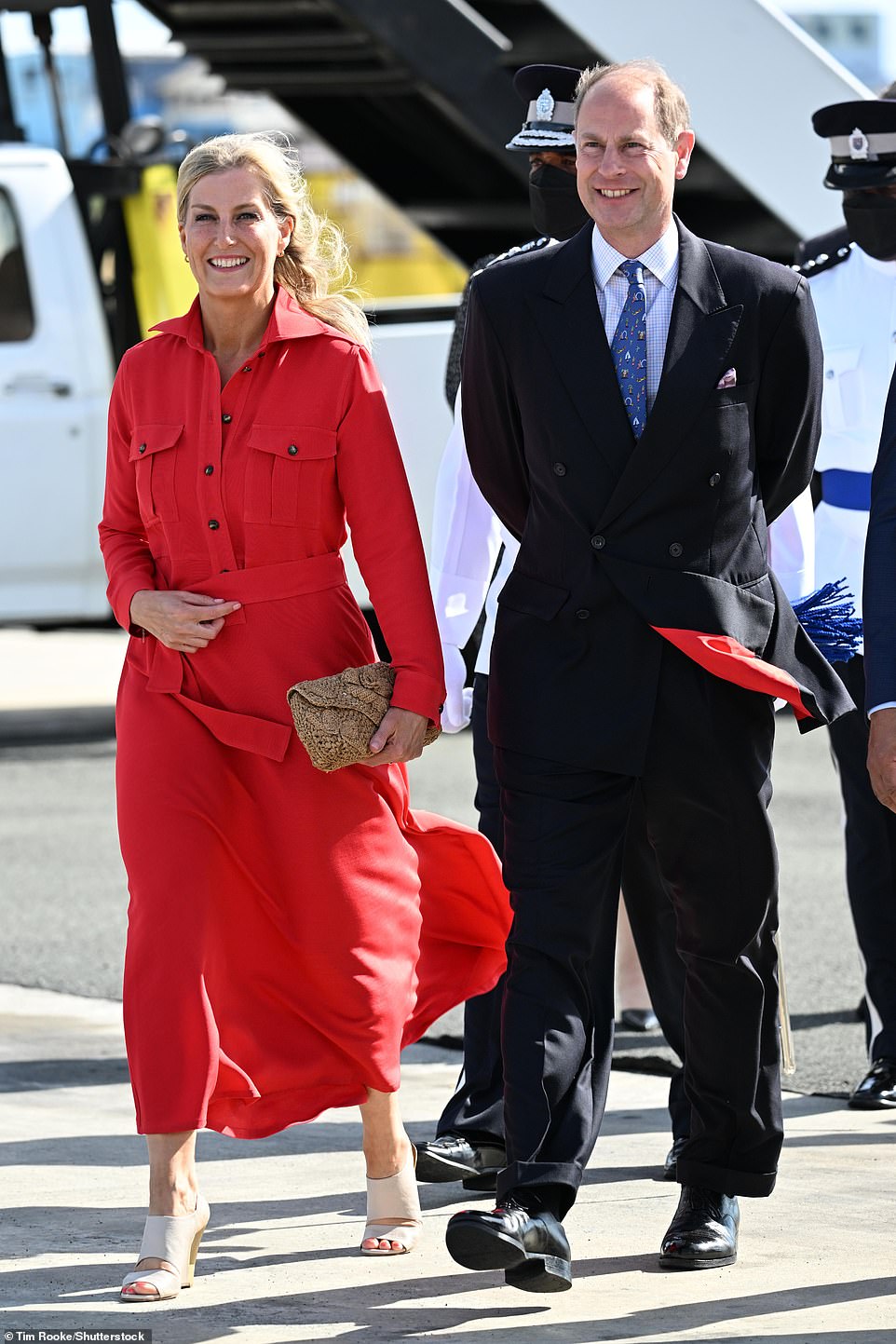 Hewanorra Uluslararası Havalimanı'nda görüntülenen Prens Edward ve Sophie Wessex, Cuma günü St. Lucia'da bir hafta sürecek Karayip turlarına başladılar.