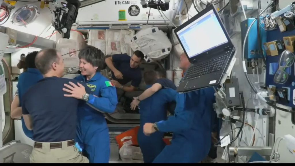 SpaceX'in Mürettebat-4 astronotları, 'inanılmaz' uzay istasyonu uçuşundan sonra sevinirler