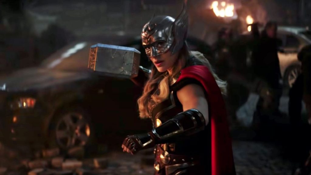 Thor: Love and Thunder, Natalie Portman'ın Jane Foster'ının tokmağı almasını gösteriyor