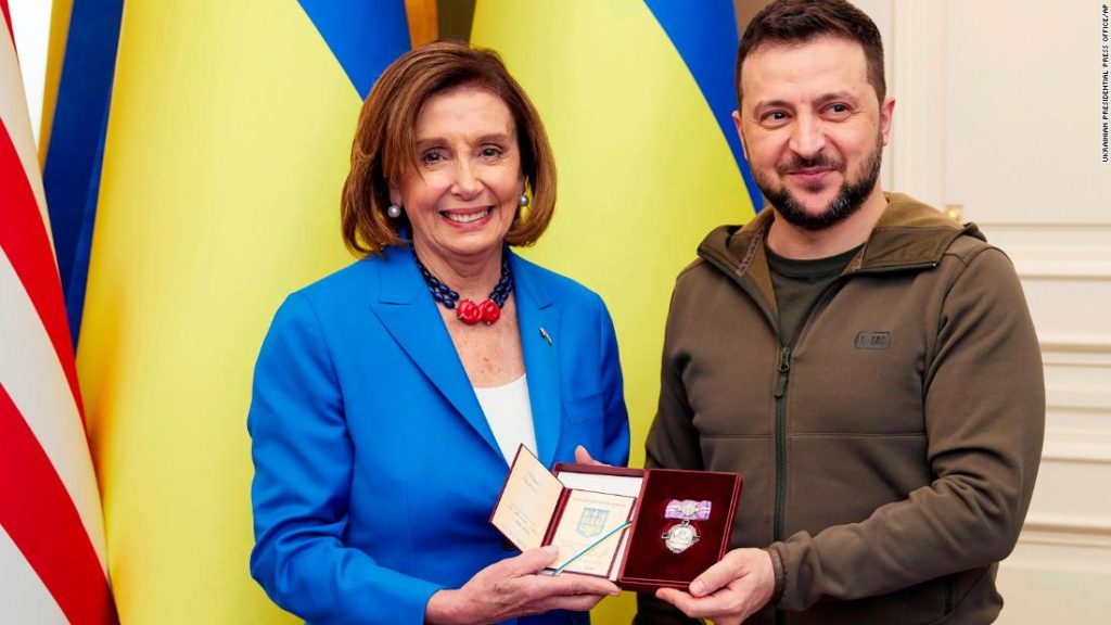 Pelosi, Kiev'de Zelensky ile tanışmak için habersiz bir geziye çıktı