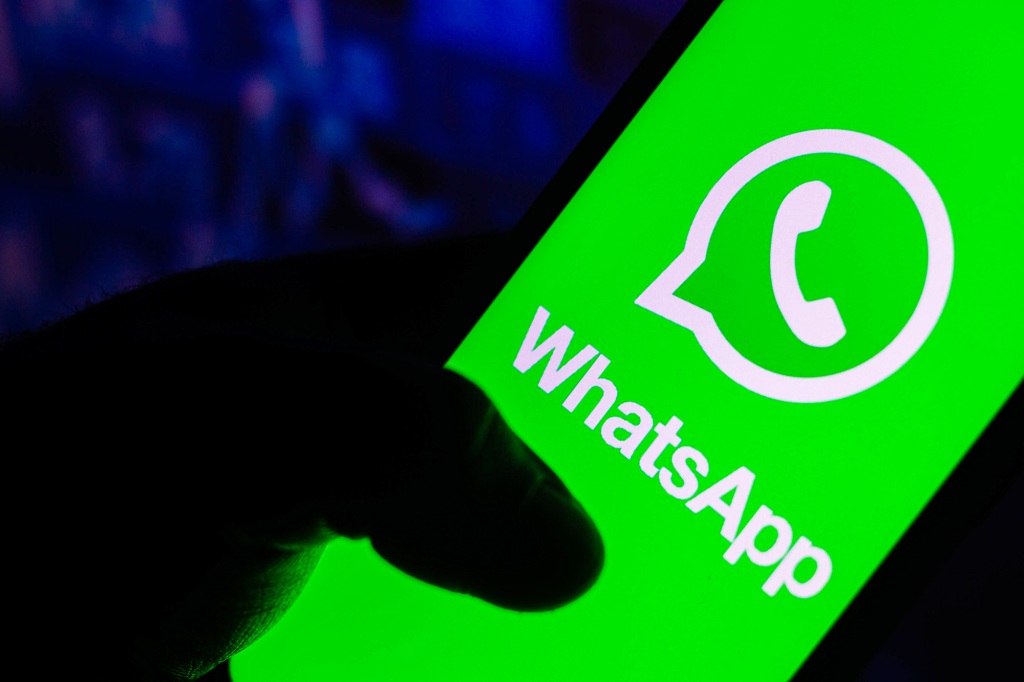 Brezilya - 08/06/2021: Bu resimde, akıllı telefon ekranında WhatsApp logosu görüntülenir.