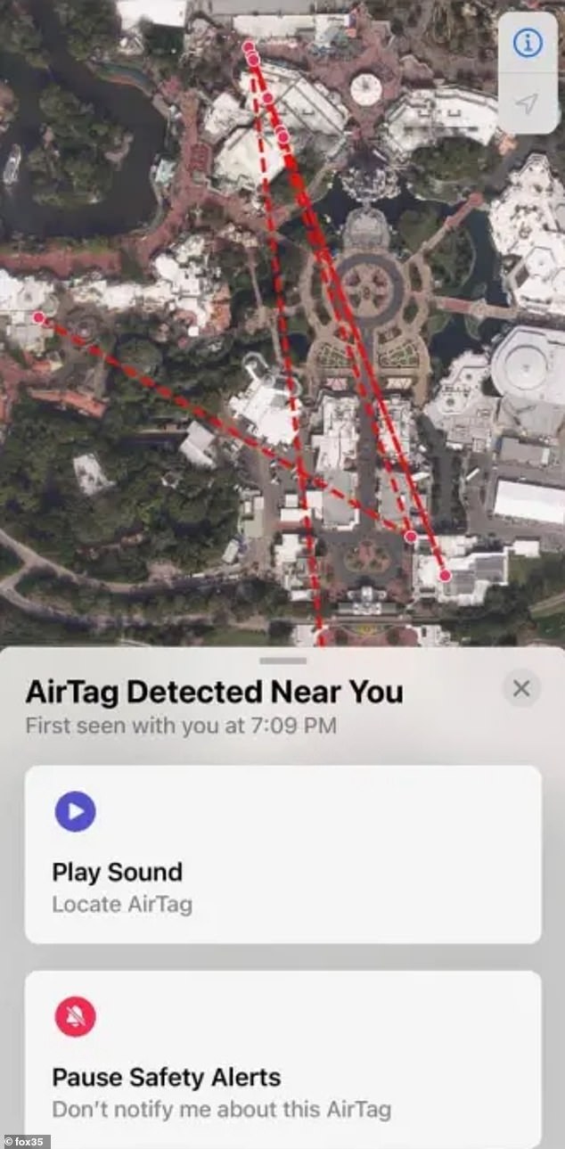 Aileden olmayan AirTag, çiftle birlikte ilk kez 19:09'da keşfedildiğini ve dört saat sonra, 23:33 civarında bir bildirim aldığını bildirdi. Resimde: Gaston, Walt Disney World'deki Magic Kingdom'a adım attı