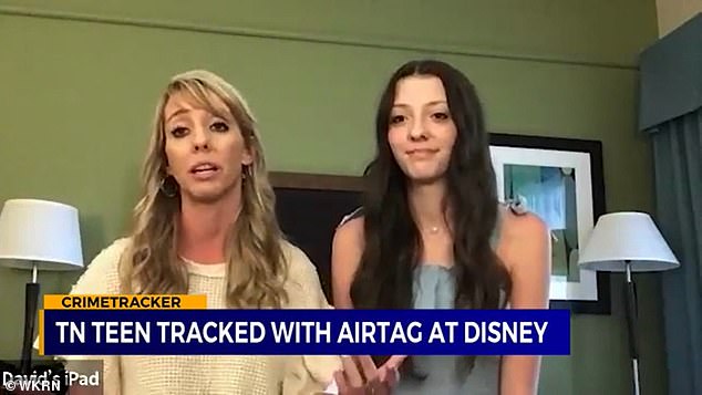 Jennifer Gaston, Orlando, Florida'daki Walt Disney World hattında arabalarına dönerken kendisini ve 17 yaşındaki kızı Madison'ı (sağda) izleyen bir AirTag keşfettiğini söyledi.  Kocası, Madison'ın telefonuna bir bildirim aldı.