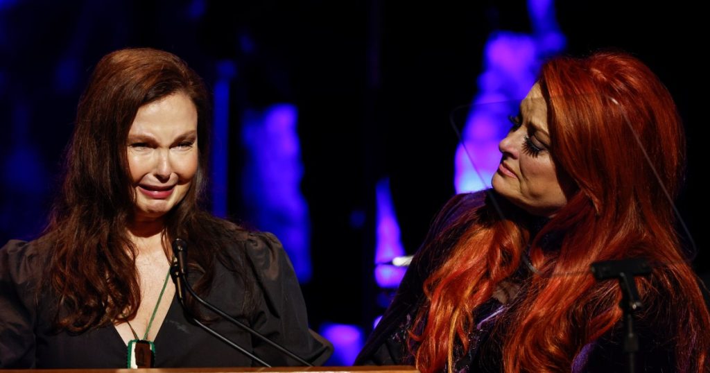 Naomi Judd, Country Music Hall of Fame indüksiyonunda gözyaşları içinde onurlandırıldı حفل
