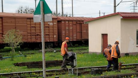Demiryolu işçileri, Lviv'i Polonya'ya bağlayan demiryolunun bir kısmını onarıyor.