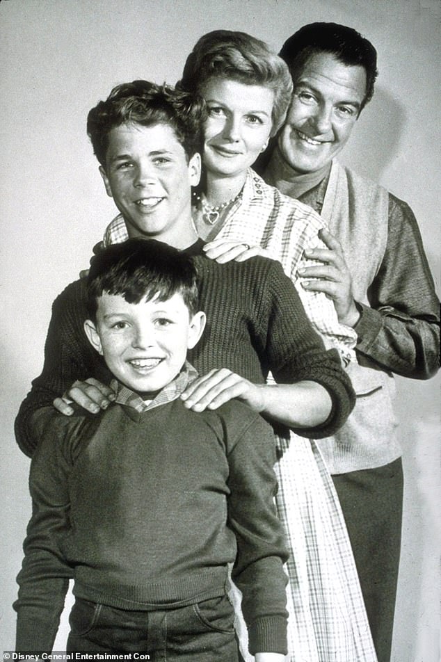 Oyuncu, Jerry Mathers ve son rol arkadaşları Hugh Beaumont ve Barbara Billingsley ile popüler şovda yer aldı.