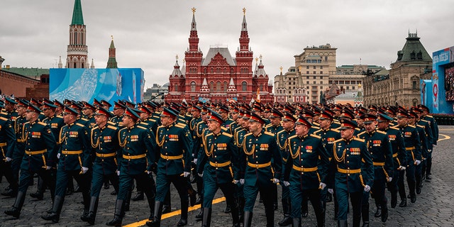 Rus askerleri, 9 Mayıs 2021'de Moskova'daki Zafer Bayramı askeri geçit töreni sırasında Kızıl Meydan'da yürüyor (Fotoğraf: Dimitar Delkov/AFP) (Fotoğraf: Dimitar Delkov/AFP aracılığıyla Getty Images)