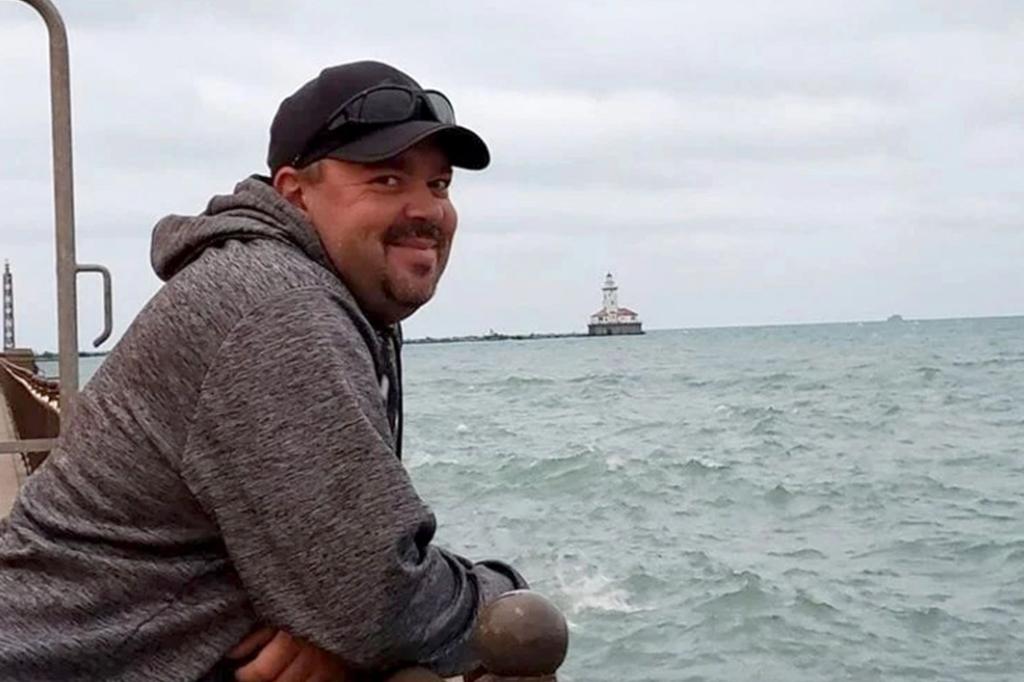 Michiganlı Sergio Enrique Diaz Navarro, Jeep tamircisi Jeffrey Hawkins'in bir yağ değişimi sırasında öldürülmesinin ardından dava açtı.