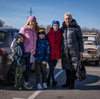 Ukraynalılar, kuşatma altındaki Mariupol'un dışında güvenliğe giden tehlikeli yolda ilerliyor