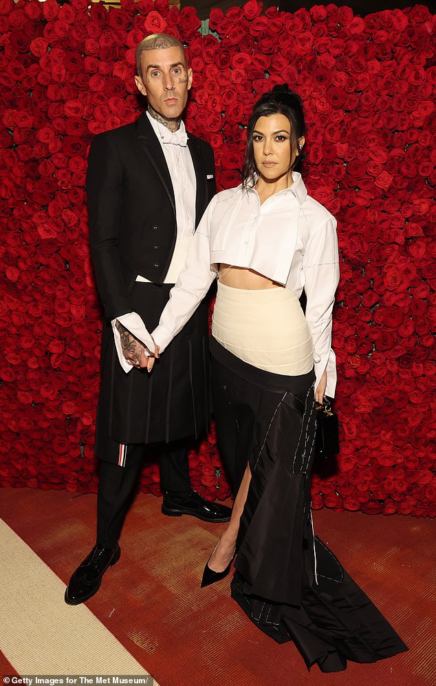 Eğlenceli İroni: Kourtney Kardashian ve yeni kocası Travis Parker'ın düğününün birkaç milyona mal olduğu tahmin edilirken, bazı Twitter kullanıcıları resepsiyonda az miktarda makarna sipariş etmekten kendilerini alamadılar