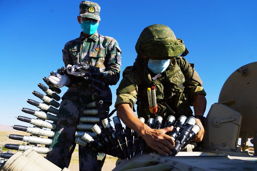 Askeri personel, Çin ve Rus orduları arasında ortak bir askeri tatbikat için ekipman hazırlıyor.