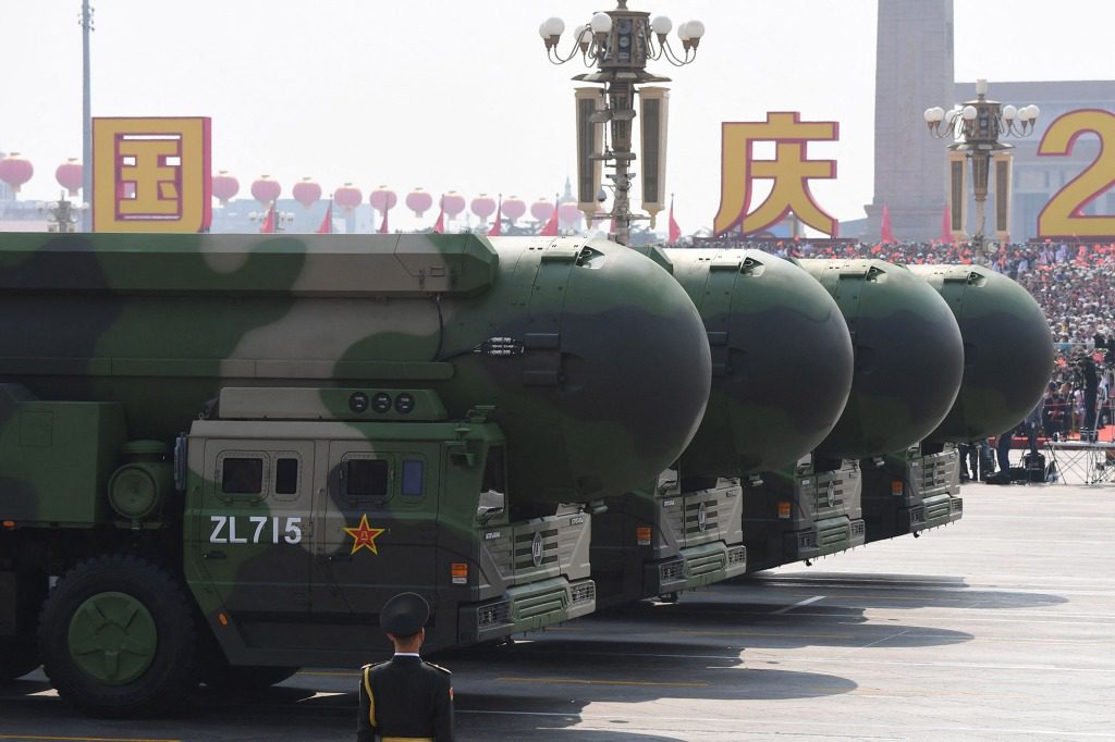 Çin'den nükleer yetenekli ICBM'ler, 2019'da Pekin'deki Tiananmen Meydanı'ndaki bir askeri geçit töreni sırasında görülüyor. 