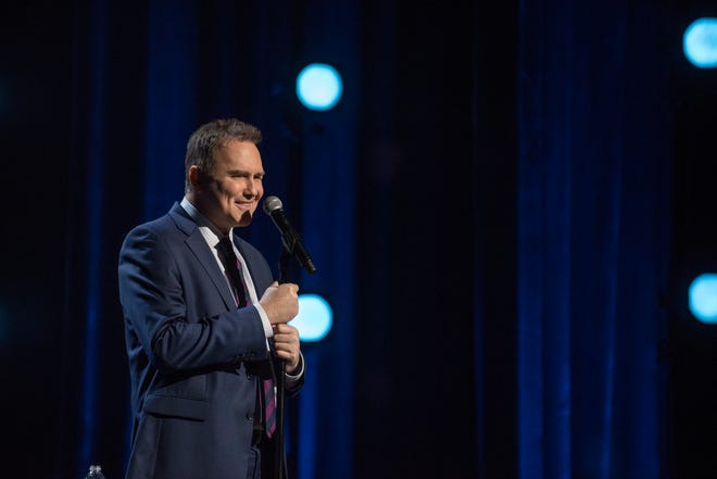 içinde "Norm MacDonald: Özel bir şey yok," Komedyen, önceki programların aksine COVID-19 kısıtlamaları nedeniyle bilgisayarının önünde espriler yapıyor.