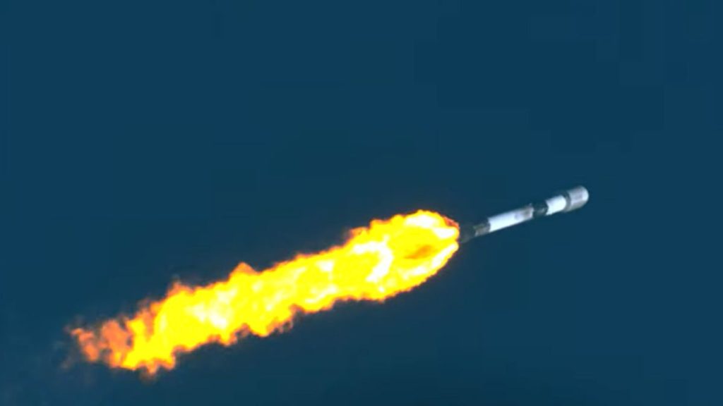 Bir SpaceX roketi 53 Starlink uydusunu yörüngeye fırlattı ve denize indi