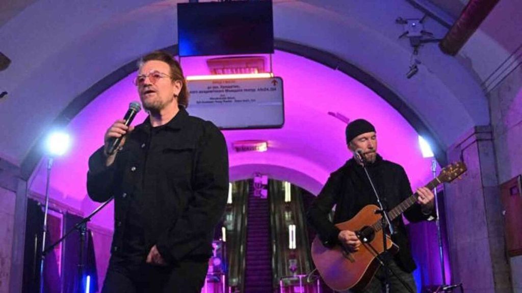 Bono, Kiev metro istasyonunda bir “barış partisi” veriyor ve bombalanan şehirleri ziyaret ediyor