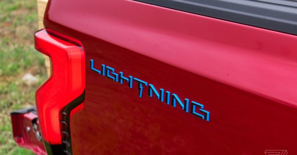 Ford, elektrikli kamyon savaşı yüksek vitese geçerken ilk F-150 Lightning'i tanıttı