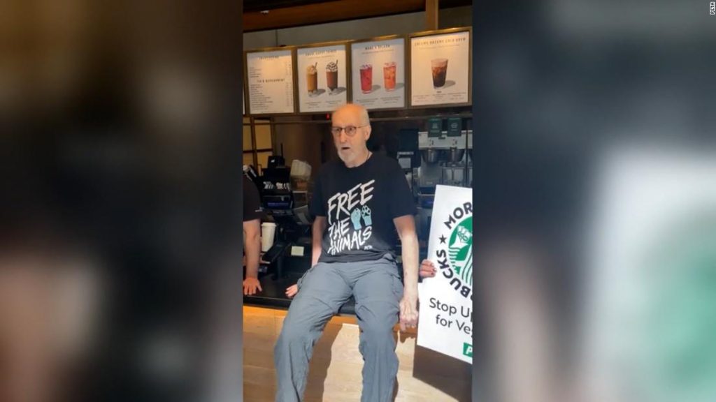 James Cromwell, vegan süt vergisini protesto etmek için elini Starbucks tezgahına yapıştırdı.