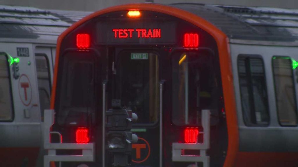 MBTA, frenleme sorununu gidermek için tüm yeni Turuncu ve Kırmızı Hat trenlerini hizmetten çekiyor