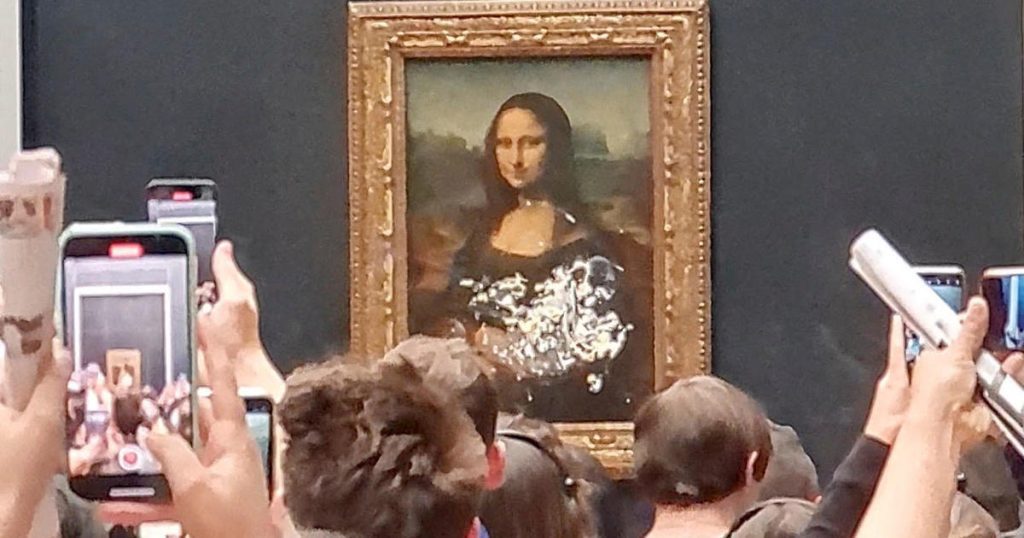 Mona Lisa, bariz bir iklim protestosunda pastayı bulaştırıyor