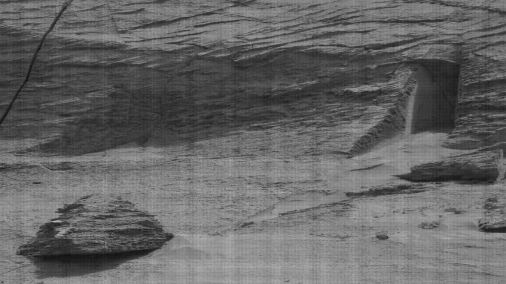 NASA'nın Curiosity Rover'ı Mars'ta bir 'giriş' tespit etti