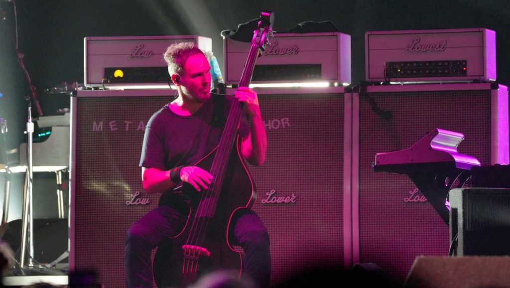 Pearl Jam, gitarist COVID-19 için pozitif test ettikten sonra Las Vegas, Sacramento'daki performanslarını iptal etti