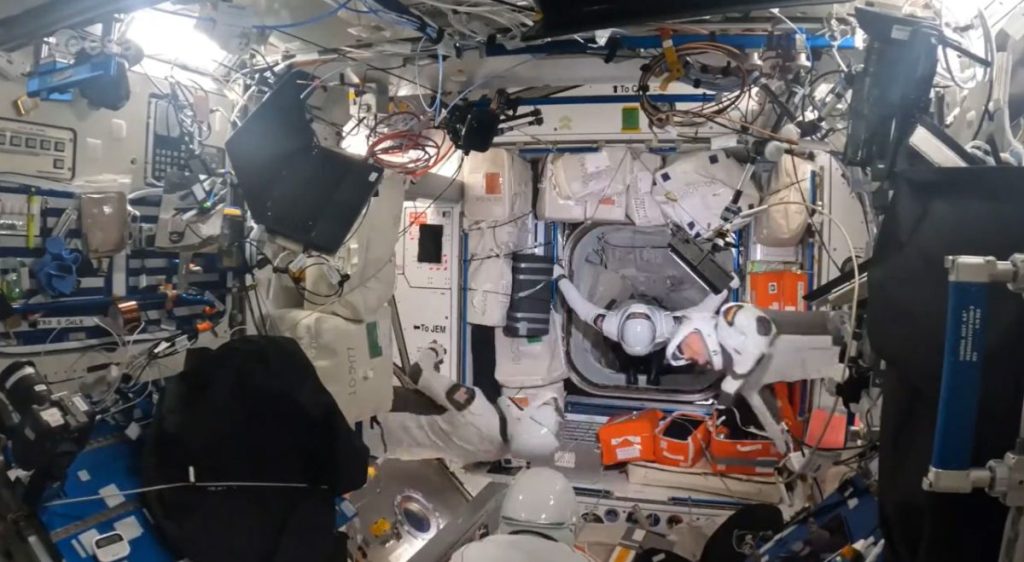 SpaceX Crew-3 astronotlarının uzayda yaptığı "vals"i eğlenceli bir uzay giysisi videosunda izleyin