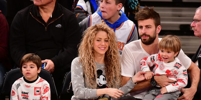Shakira, Gerard Pique ve iki oğulları, Noel Günü 2017'de Madison Square Garden'da Philadelphia 76ers'a karşı New York Knicks maçına katılırlar.