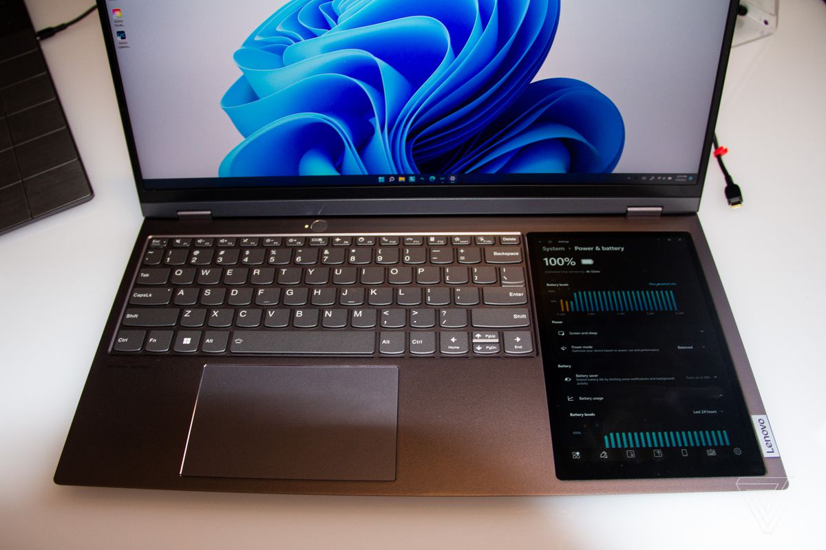 Yukarıdan görülen Lenovo ThinkBook plus Gen 3 klavye.  Ana ekran, beyaz bir arka plan üzerinde mavi bir girdap görüntüler.
