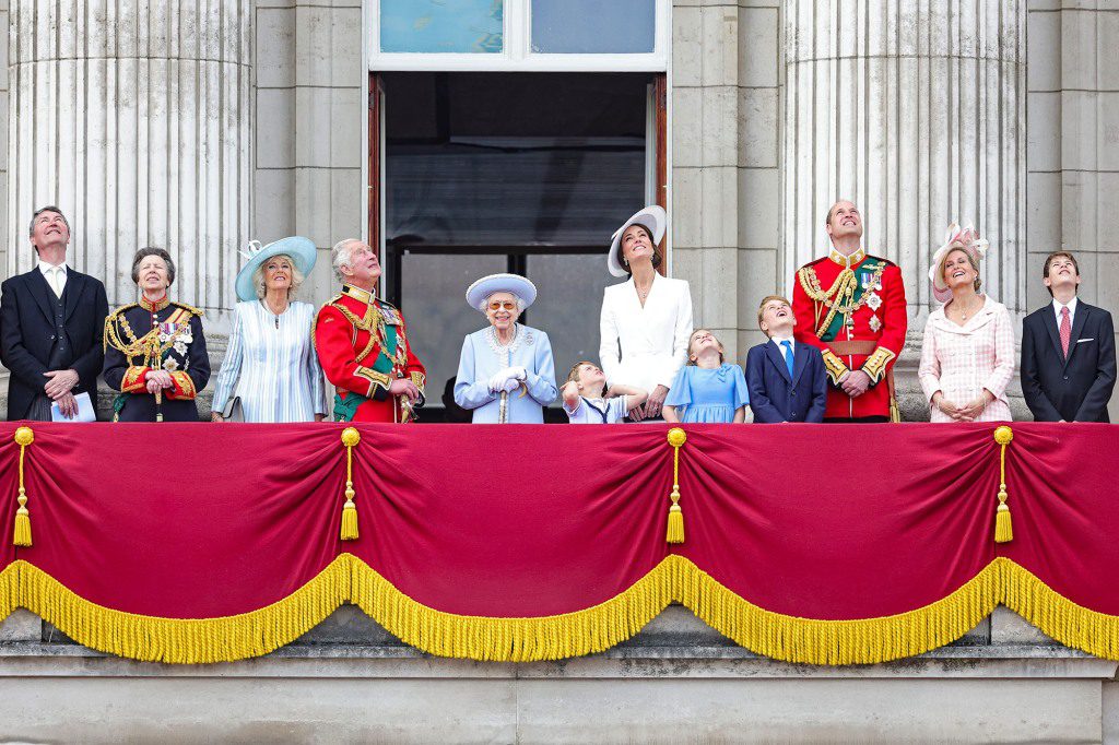 Kraliyet ailesinin üst düzey üyeleri Perşembe günü Buckingham Sarayı'nın balkonunda görüldü.  Harry ve Markle içeride beklemek zorunda kaldılar. 