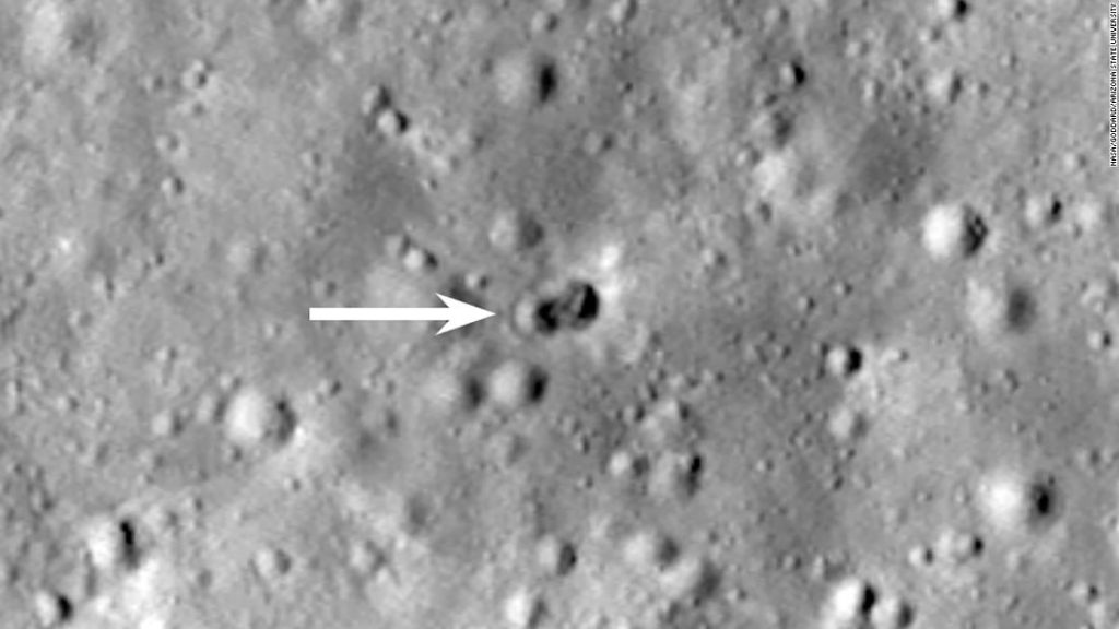 Gizemli bir roket çarpıştıktan sonra ayın yüzeyinde görülen yeni çift krater