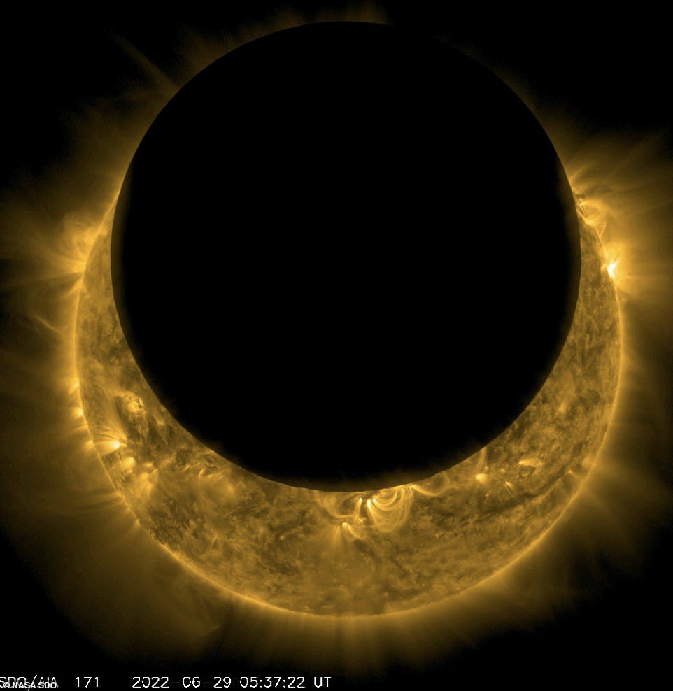 Solar Dynamics Observatory (SDO), dün ayın güneşin önünden geçişini GMT saatiyle 5:20'den (GMT 1:20'ye kadar) görüntüledi.