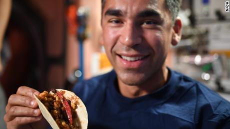 Astronotlar uzayda rekor kıran Şili hasadını taco gecesi ile kutluyor