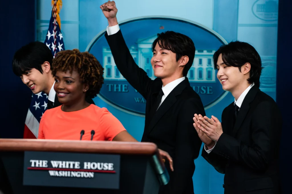 Beyaz Saray'da 'Dinamit' konuğu: BTS, Asya'ya karşı ayrımcılık konusunda Biden ile görüştü