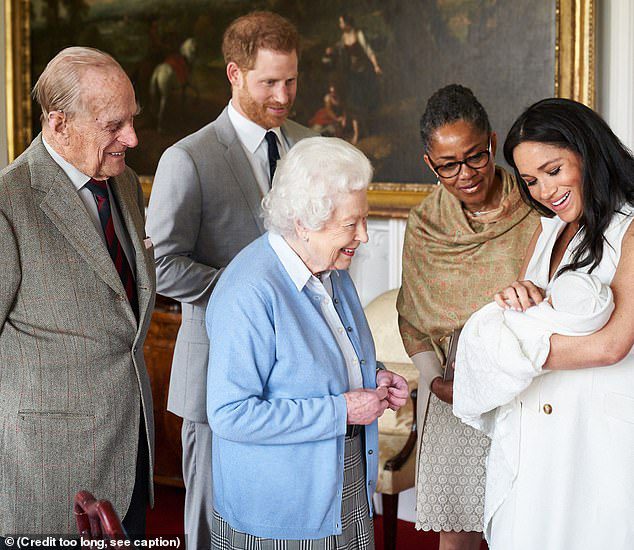 Harry ve Meghan, annesi Doria Ragland ile birlikte Archie'yi Mayıs 2019'da Kraliçe ve Prens Philip'e sundu.