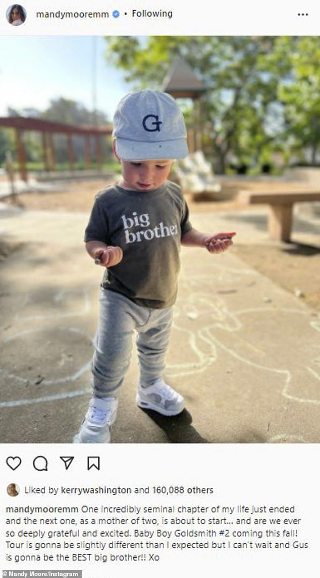 'Bekleyemem': Mandy Moore, Taylor Goldsmith'ten ikinci oğluna hamile ve Cuma günü, ilk çocukları Gus'ın Instagram'da şirin bir fotoğrafıyla haberi kırdı.