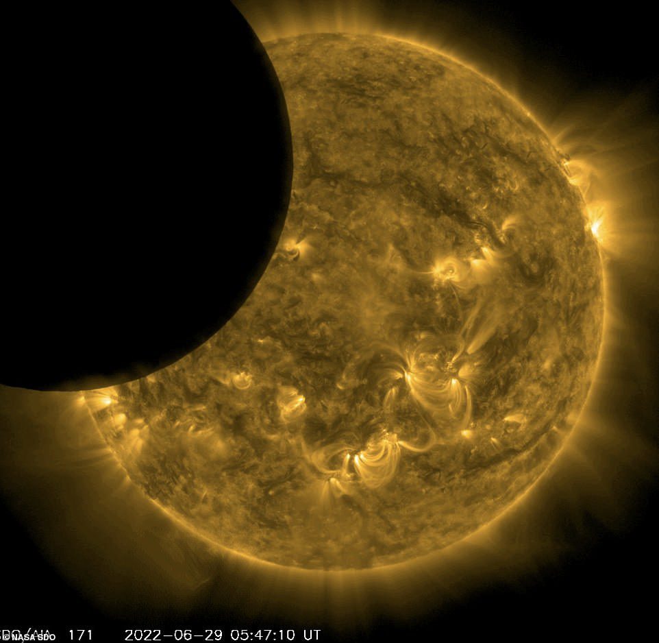 NASA'nın Güneş Dinamikleri Gözlemevi, kısmi bir güneş tutulmasının görüntülerini, görünür olduğu tek yer olan uzaydaki ayrıcalıklı konumundan yakaladı.