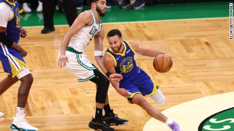 MVP Stephen Curry, Celtics'ten Jason Tatum'u Boston'da 6. playoff'a taşıdı.