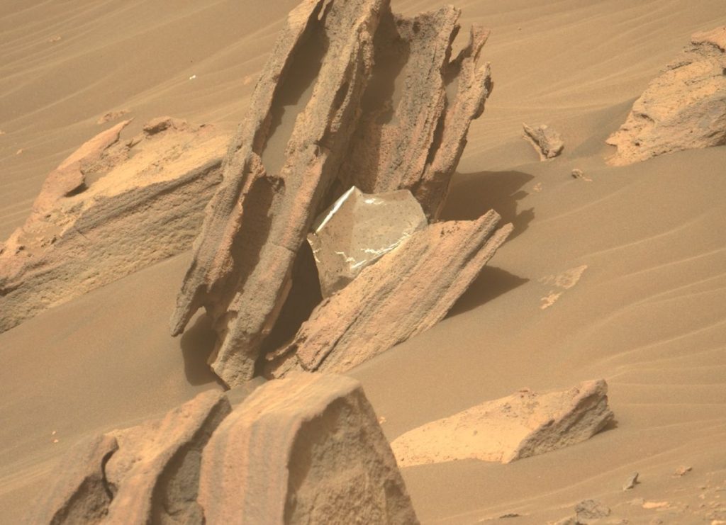 Persevere on Mars iniş takımının bir parçasını gözetliyor