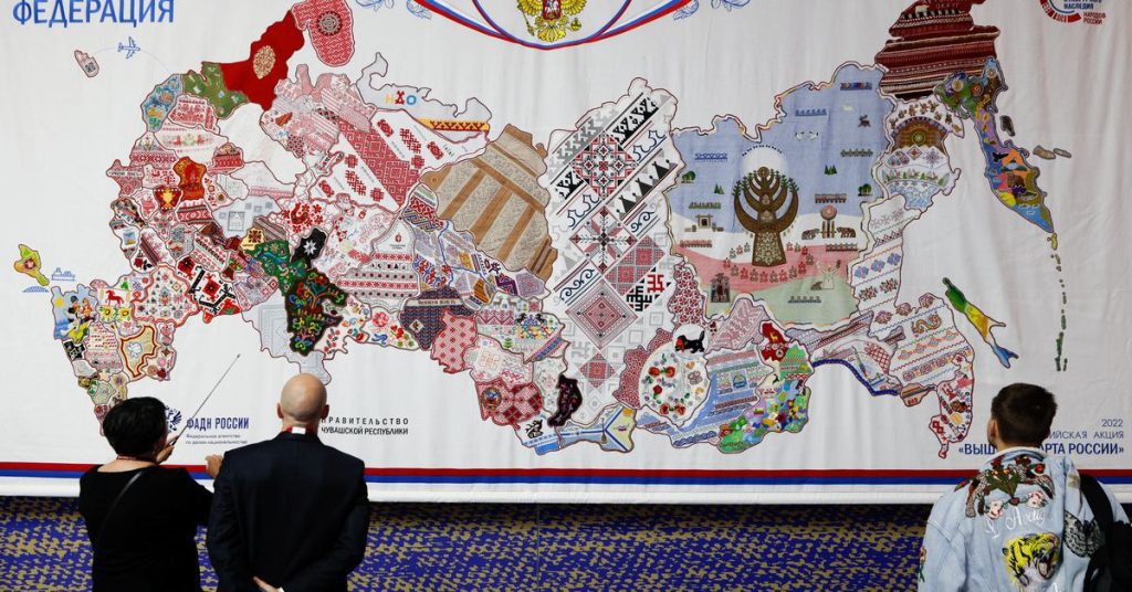 Putin Cuma günü yaptığı açıklamada, yaptırım uygulanan Kremlin'in Rusya'nın Davos'unu seçkinlerinden mahrum ettiğini söyledi.